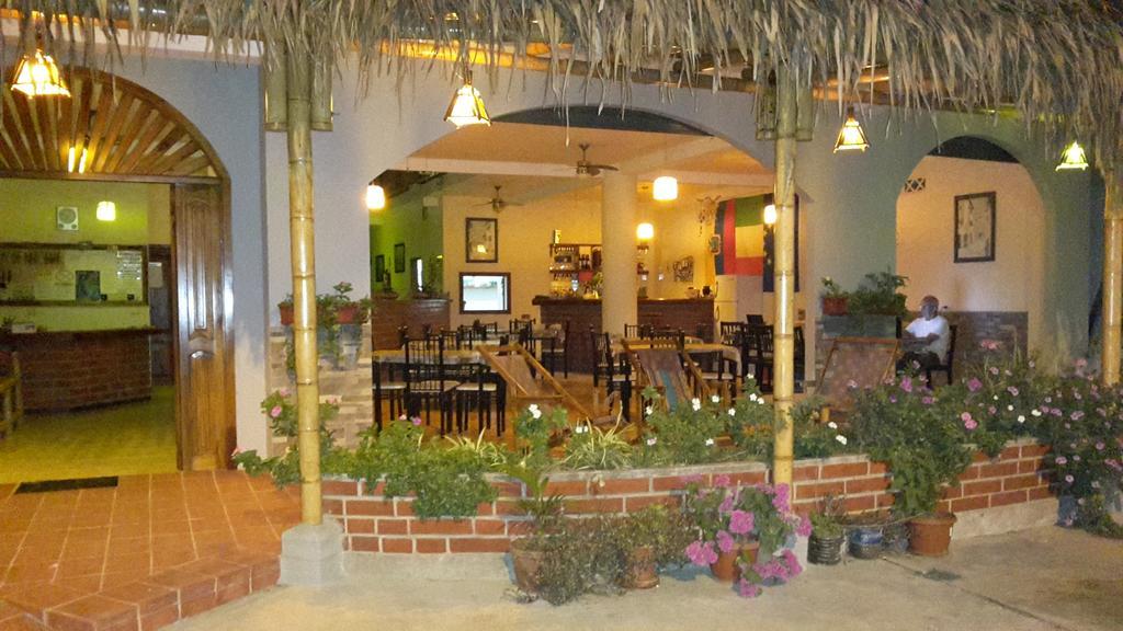 Whale House Hotel Puerto Lopez Bagian luar foto